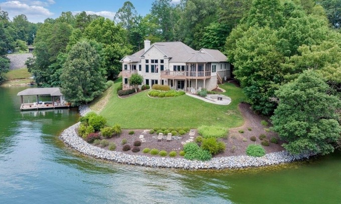 Moneta House | NEW LISTING! Secluded 5br Lakefront Oasis with Dock+Firepit+Kayaks- Sleeps 18
