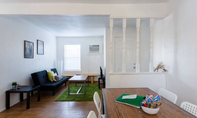 Johnston Terrace House | New Listing! Simple and comfortable 2 bdrm near downtown/AUS