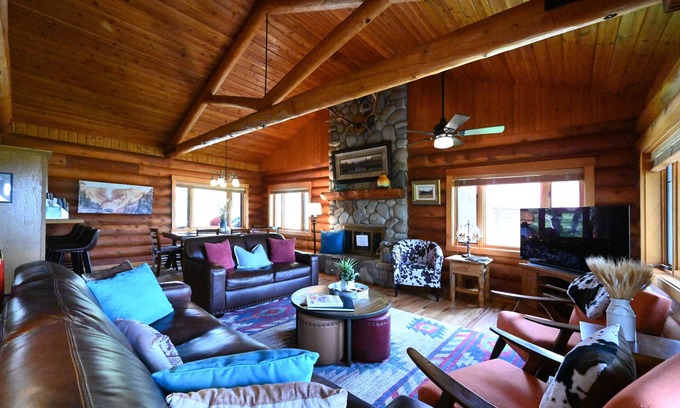 Island Park Cabin | *New Listing* | Sleeps 8 | 4 Bedroom 3 Bath | 18 Miles to Yellowstone!