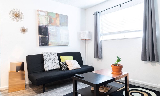 Johnston Terrace House | New Listing! Thrifty and functional 2-bd near AUS and downtown