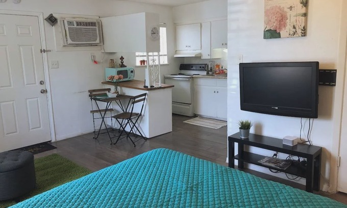 Johnston Terrace Apartment | New Listing! Thrifty / functional studio near AUS / downtown