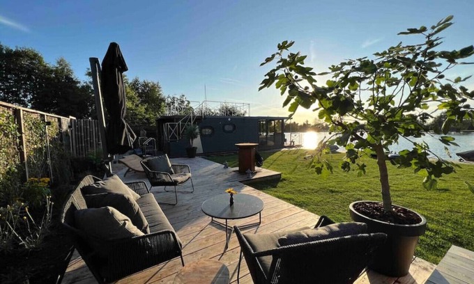 Baambrugse Zuwe Apartment | NEW - Little Asia - Houseboat on a lake near Amsterdam with Sauna