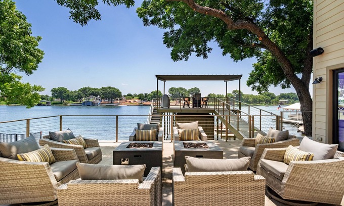 Kingsland House | NEW LOW FALL RATES - WATCH FOOTBALL ON THE DOCK - LUXURIOUS HOME on Lake LBJ -