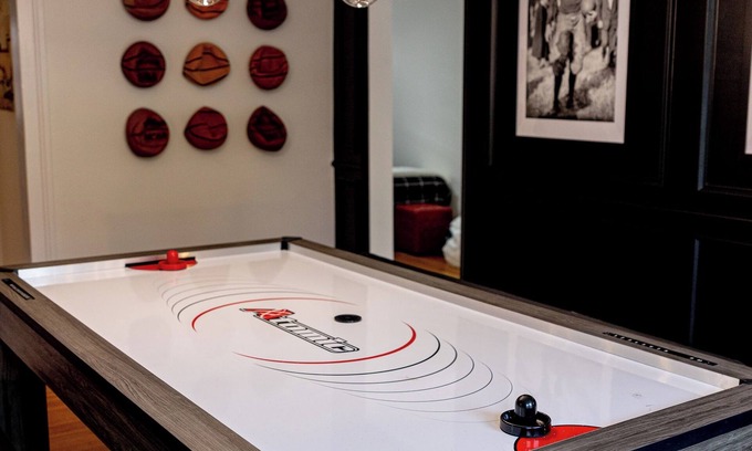 Southwest Raleigh House | NEW Luxe Retro Sports Retreat~Walk to Stadiums