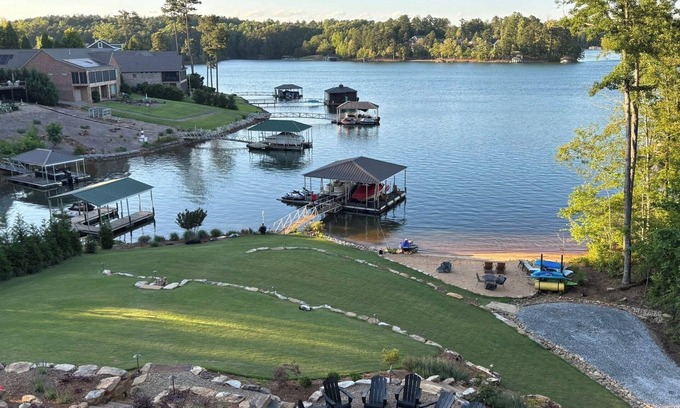 West Union House | NEW luxurious lakefront home near CLEMSON PRIVATE BEACH on LAKE KEOWEE