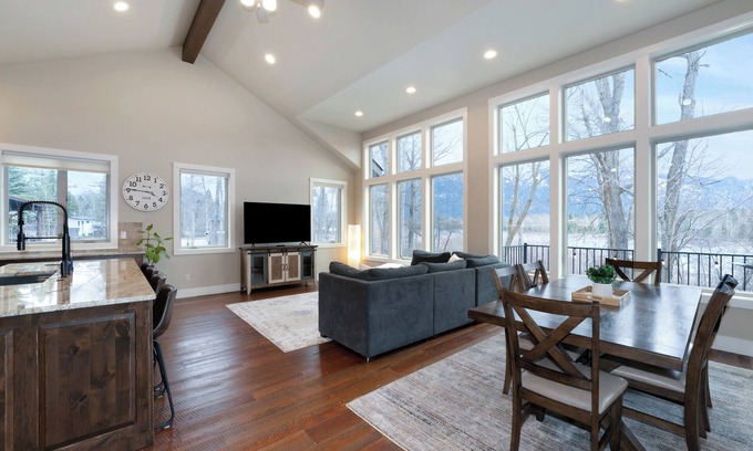 Columbia Falls House | New! Luxury home on Flathead River with backyard & greenway trail