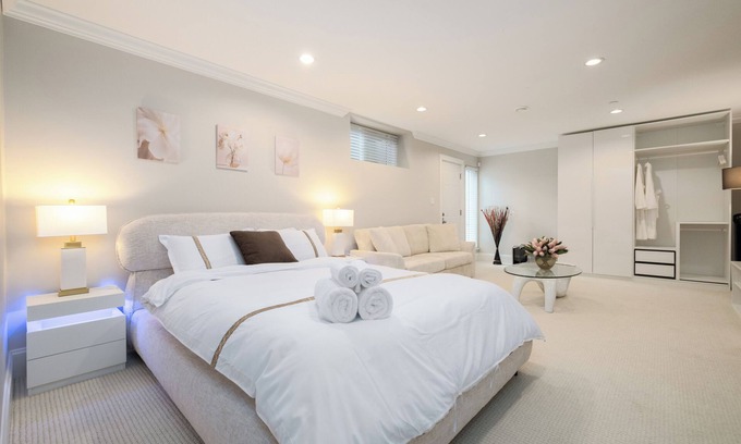 Kerrisdale House | New Luxury Three Bedroom Villa near Shops and Greenway