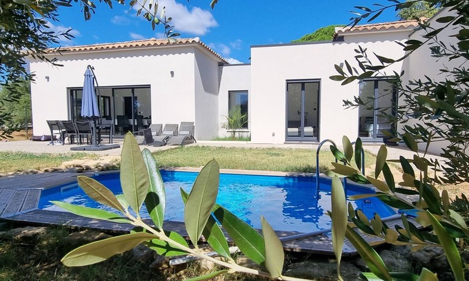 Sommieres Villa | New luxury villa with swimming pool in a quiet location