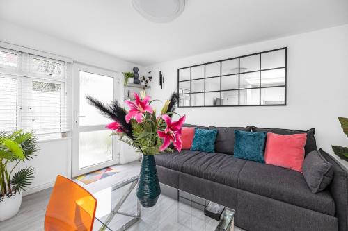 Chiswick Apartment | New! Modern 1-BR House with Patio & HotTub , Chiswick
