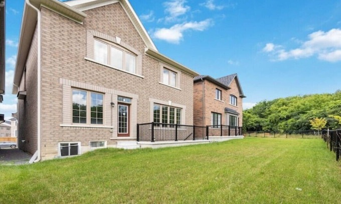 Whitby Apartment | New Modern 2BR, Back Garden: Near Plazas, River, Parks! Whitby