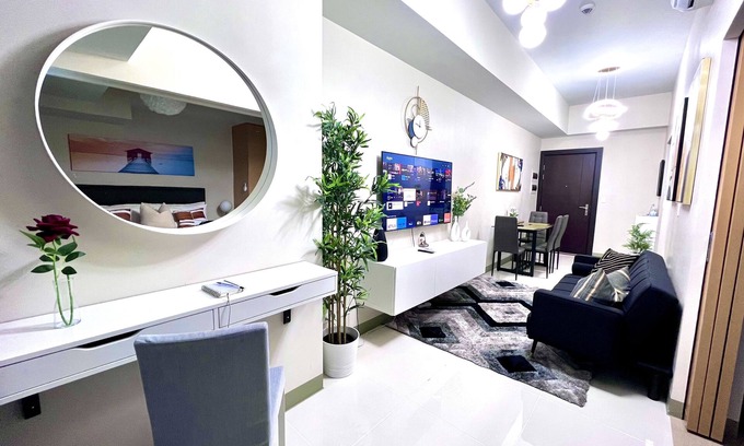 Bonifacio Global City Condo | New & Modern Cozy 1BR w/Balcony in Uptown BGC