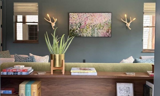 Crested Butte Hotel | New Modern Mountain King Suite + Lounge + Kitchen
