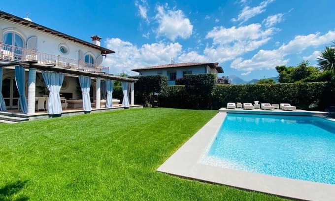 Forte dei Marmi Villa | New modern style villa with heated swimming pool