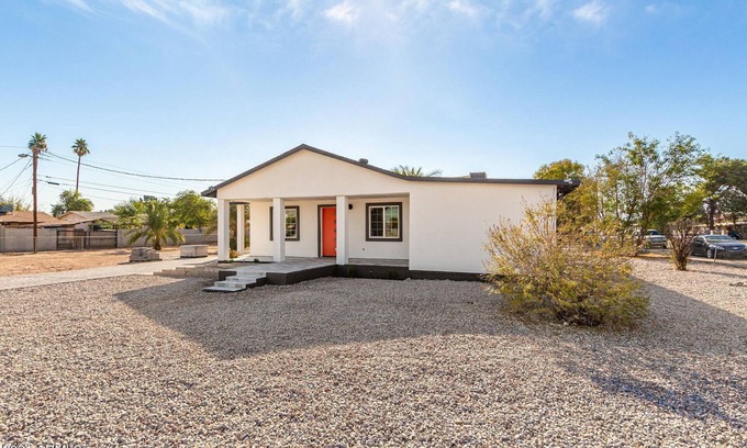 Avondale House | NEW! Modern Style Home with Fire Pit + BBQ Grill -12 min from State Farm Stadium