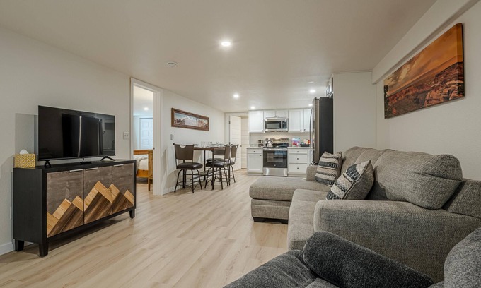 Loma House | NEW! MoJoe: New Build Close to Biking Trails