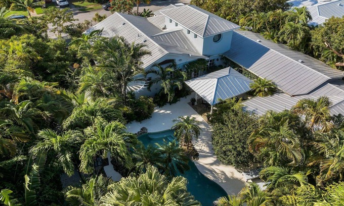 New Town House | NEW monthly LISTING: 3000+ SQUARE FOOT HOME 0N OVER 1/4 ACRE POOL SPA AND GARDEN
