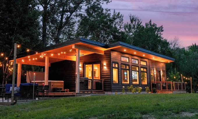 The Blue Mountains Villa | *NEW* Naturskön Cottage | Mountain Views | Hot Tub | Volleyball | 5 Acres