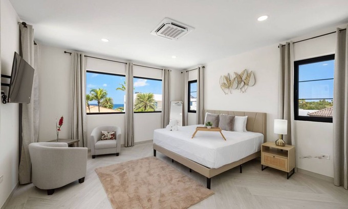 Malmok Villa | NEW Ocean View 5BR Villa ~ Private Pool & Roof deck