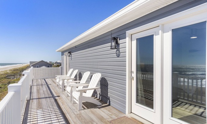 Emerald Isle House | New Oceanfront 4BR, 4.5B home with stunning views and spacious decks