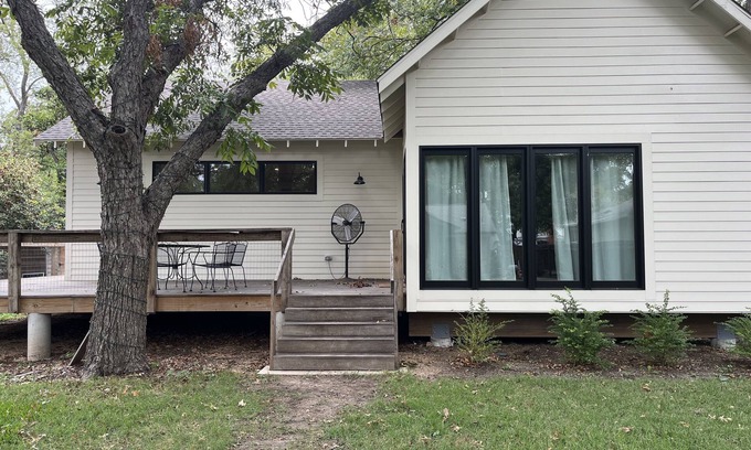 North University House | New one bedroom guesthouse with deck, centrally located in Hyde Park, Austin.
