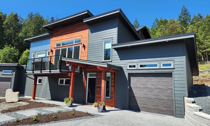 Regional District of Nanaimo House | New pet friendly house with amazing mountain and water views