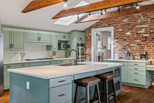 Newtown Square House | New Pristine Suburban Escape