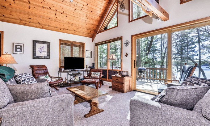 Three Lakes House | NEW! Private 2 bedroom with loft on Virgin Lake!