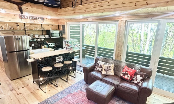 Kedron Cabin | NEW PRIVATE Quiet Cabin~Mountain Forest View~3 KING BEDS~FIRE PIT, 1 ACRE~HIKING