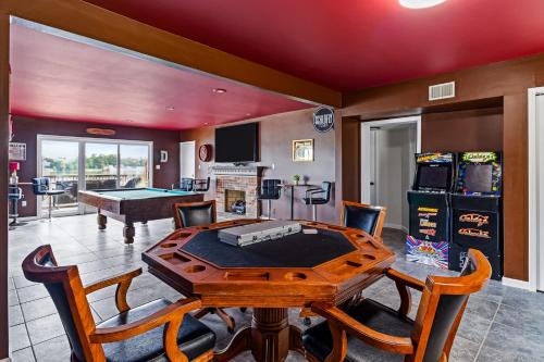 Utica House | New Renovated 5BD Home with Hot Tub Sauna & Game Rm