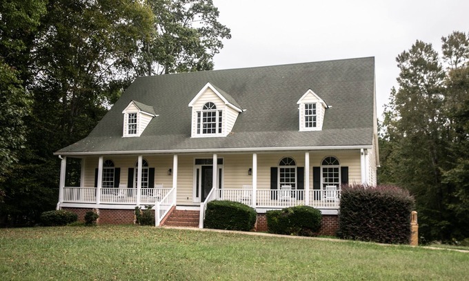 Bracey House | New Renovated Lake Front Home 6,000 SqFt Sleeps 22