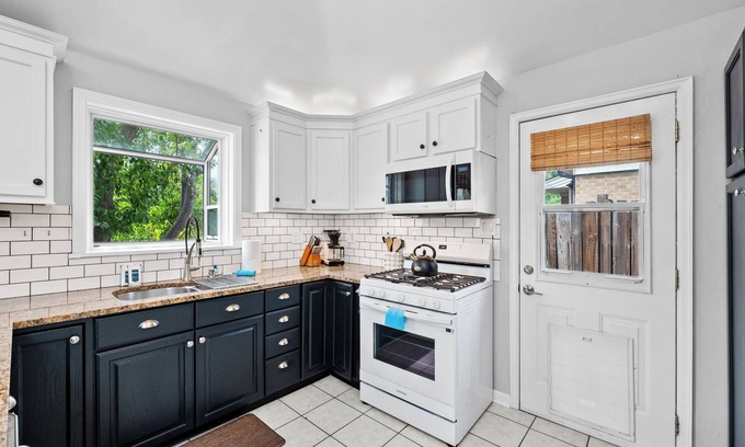 Golden House | New! Sauna /Wood Burning Pizza Oven /Fire Pit /Desk /Patio /Fenced Yard