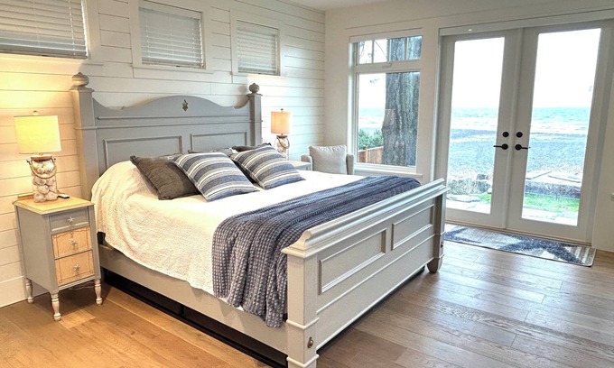 Regional District of Nanaimo Bed & Breakfast | NEW "Seabreeze B&B" on walkout beach in beautiful Qualicum Beach