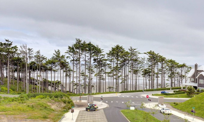 Seabrook House | New* Seabrook's Loft E Goals, a refined and relaxed home in Town Center!