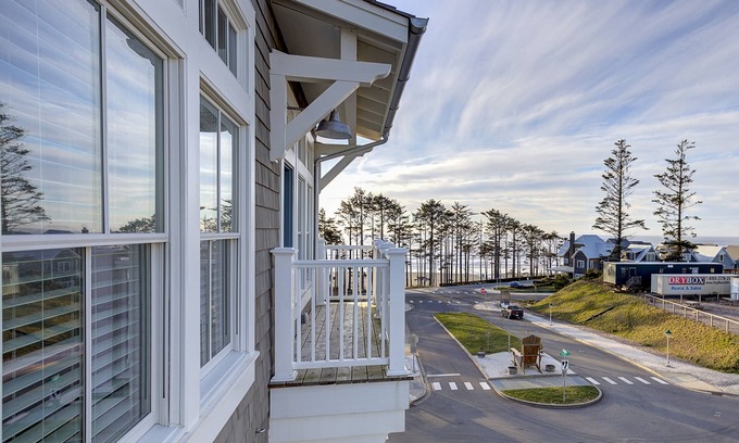 Seabrook House | *New* Seabrook's The Penthouse: Oceanview, Dog Friendly!