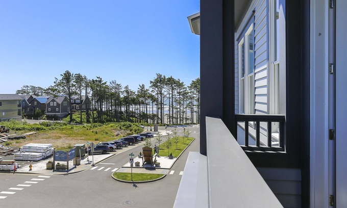 Seabrook House | New* Seabrook's Windjammer: Ocean View loft in the Town Center!