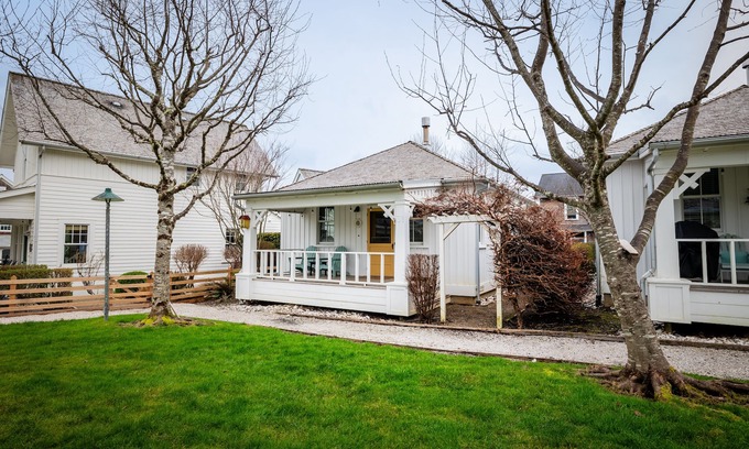 Seabrook House | *New* Seabrook's Zinnias Cottage: Dog Friendly!