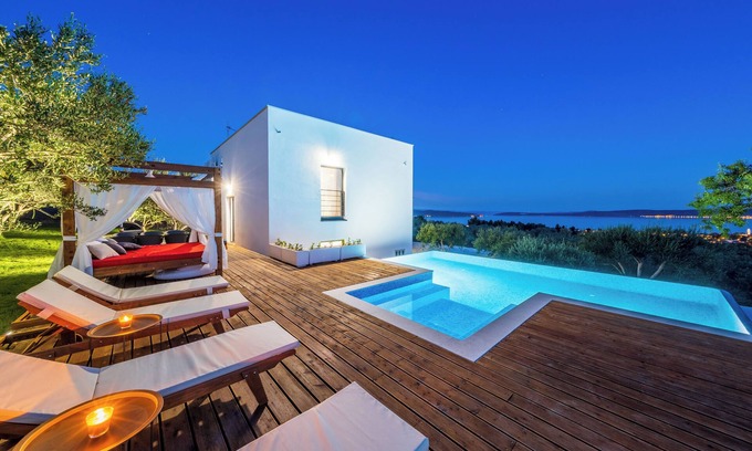 Kastela Villa | NEW Spacious 5-bedroom villa in peacefull Kaštel Lukšić with heated pool.