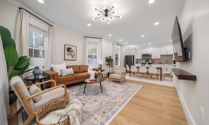 Codman Square House | New-Spacious duplex for Groups near Train Downtown parking