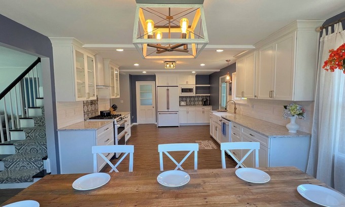 Lawrence Park House | NEW Spacious Oasis near quiet beach! Private backyard, games, gorgeous kitchen