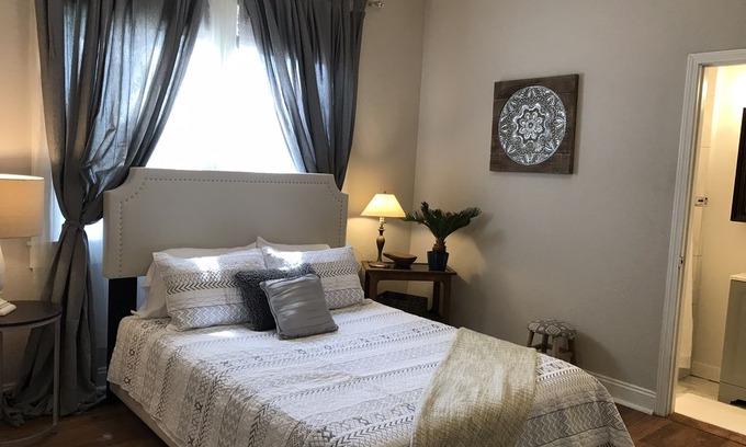 West Riverside Cottage | NEW! Spacious Uptown, 3 BR, Sleeps 6, Walkable, by Audubon Park, Tulane, Loyola
