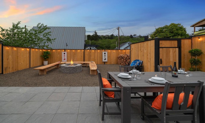 Rockaway Beach House | NEW Steps to Beach, Hot Tub, Firepit, PS5, Dog Friendly, Walk to Eat+Shop, Slp 6