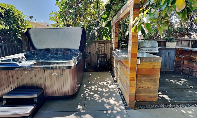 Golden Hill House | New! Steps to Broadway! Near Downtown, Zoo, Coronado, NEW Jacuzzi & BBQ Area with Fire Pit! (C)