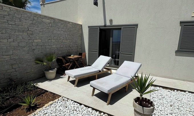 Milna Apartment | New studio in Mediterranean Garden only 50 meters from the sea.