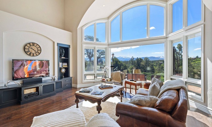 Loghill Village House | New! Stunning Log Hill Home on the Divide Golf Course - Fitness Room & Sauna
