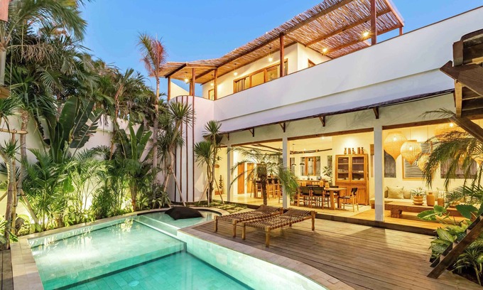 Banjar Semer Villa | New Stylish 4BR Rooftop Lounge 12min To Beach