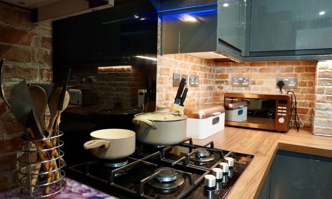 Playhatch House | NEW Stylish Modern Home - >10 min from Reading Centre & Lakeside
