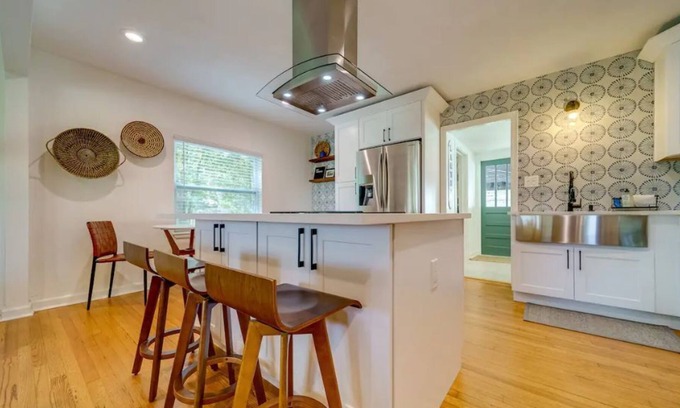 United Central Cottage | NEW! Sunshine Cottage in Downtown St. Pete