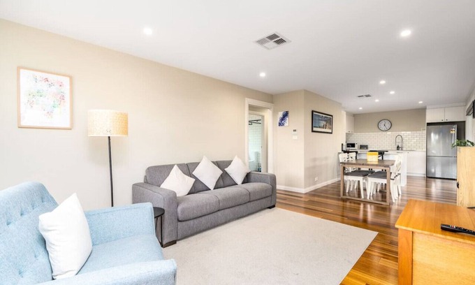 Chifley Apartment | New to VRBO: Comfy and Modern House w/Outdoor Dining & WiFi