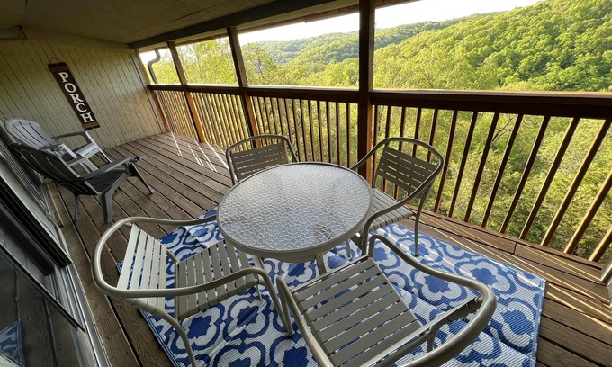 Notch Estates Condo | New! Treetop Retreat: 1 Mile from Silver Dollar City