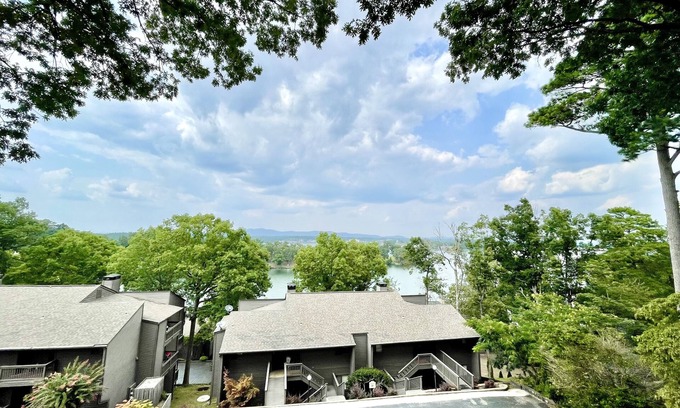 Lake Hamilton Condo | NEW Two Bedroom Lake Getaway! Serene and CLEAN!